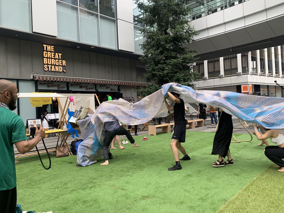100BANCH's tweet photo. 100BANCHの獅子舞 by SHISHIMAI habitat city （Shibuya edition）
@shishi_no_ha

100BANCHの獅子舞、街ゆく人を巻き込みながら、本日1回目の出走です。

見かけたら、一緒に舞ってくださいね😁

#ナナナナ祭
https://t.co/DnskEUy8q7" https://t.co/85yj5La5D3