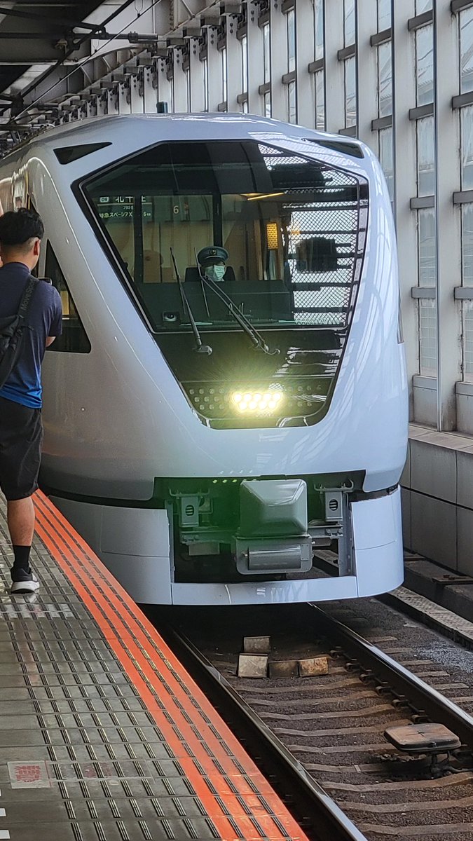 Commuting_rush's tweet image. スペーシアXは未来を感じました。窓のデザイン性も凄くオシャレ✨
早急に乗りたいですねー
※北千住にて

#スペーシアX