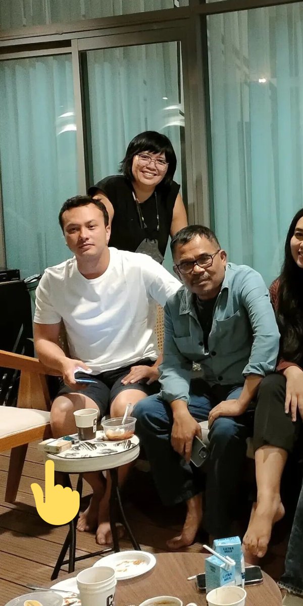 txtaboutnicsap's tweet photo. marlboro putih ftw! https://t.co/pfH60a4FKV