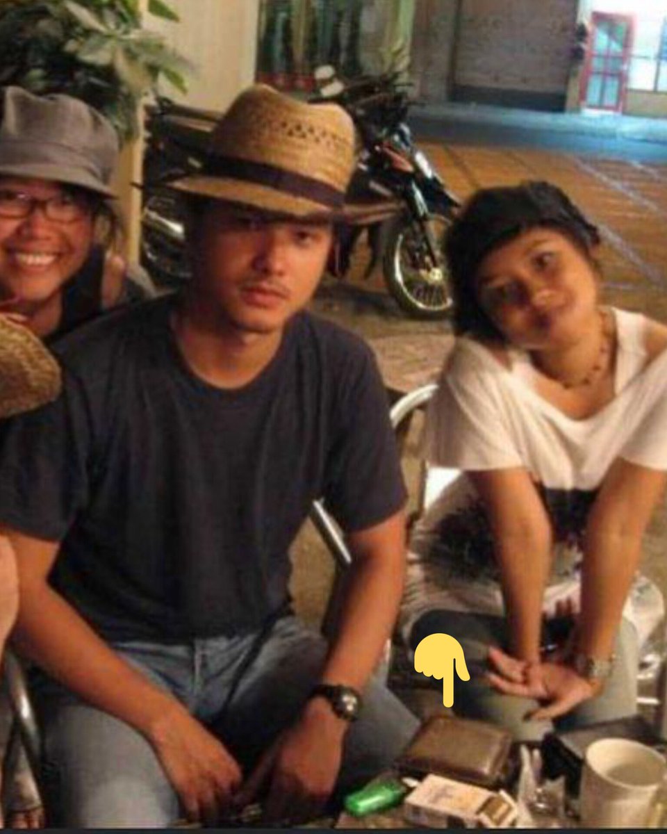 txtaboutnicsap's tweet photo. marlboro putih ftw! https://t.co/pfH60a4FKV