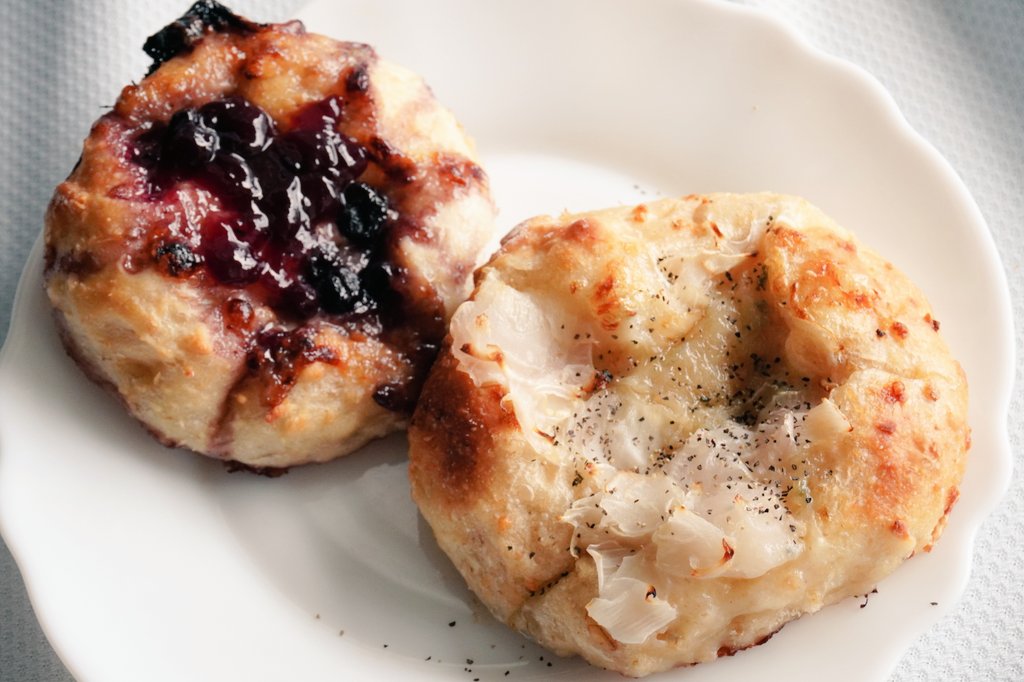 BreadmakerM's tweet image. オニオンチーズパンを焼きました。
夏のパン作りあるある、また過発酵😂
焦げたオニオンが良い匂いです😋