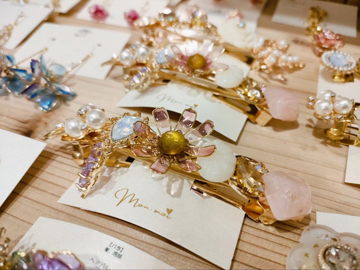 jamjam_hmg's tweet photo. #ハンドメイドガーデンズ 
#新宿ミロード 4階

#monmoi
#花火 をモチーフしたアクセサリー✨
夏祭りにぴったり🎆
好きな花火は何色ですか😍

#ハンドメイド好きさんと繋がりたい #ハンドメイド  #ハンドメイドアクセサリー #アクセサリー #夏 #summer #souvenir #handmade 
#shinjuku #japan
#hmg_cm https://t.co/dymLlkPAdR