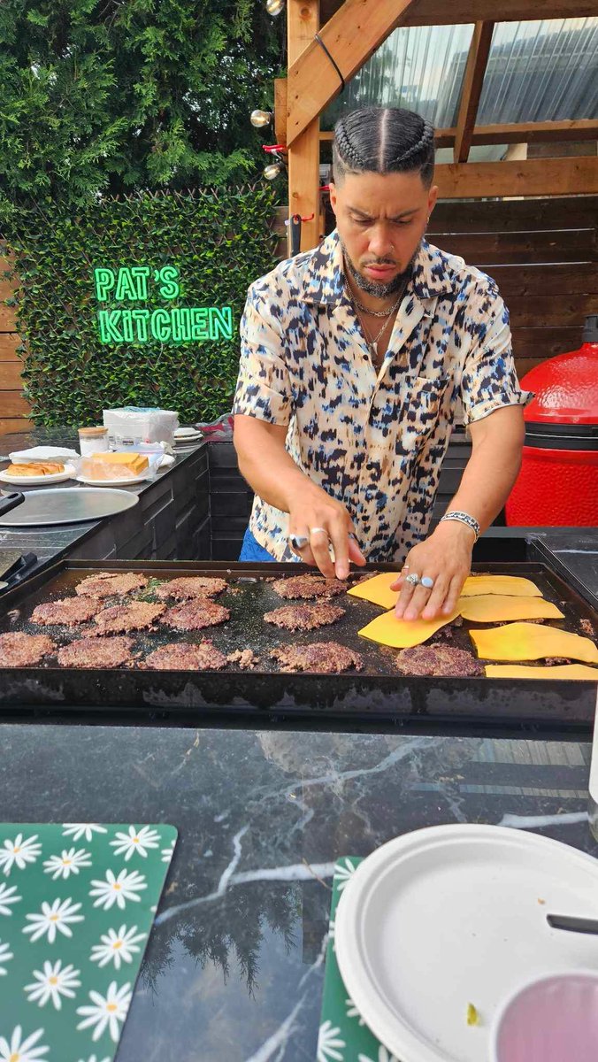 two_dawgg's tweet image. Smash burgers!!