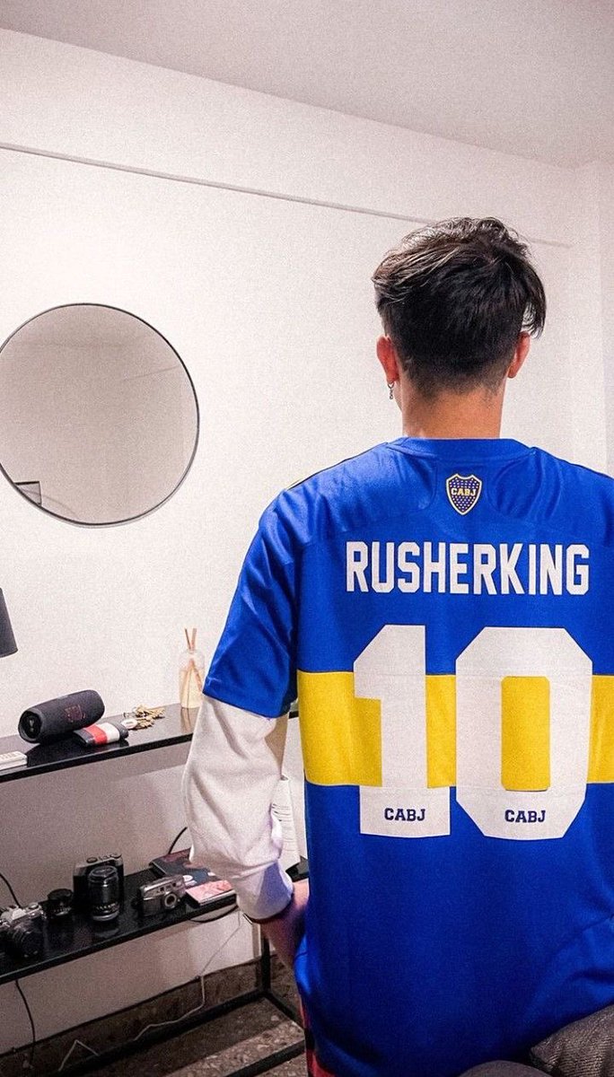 estoy apunto de echarlo d mi casa, miren esa camiseta....