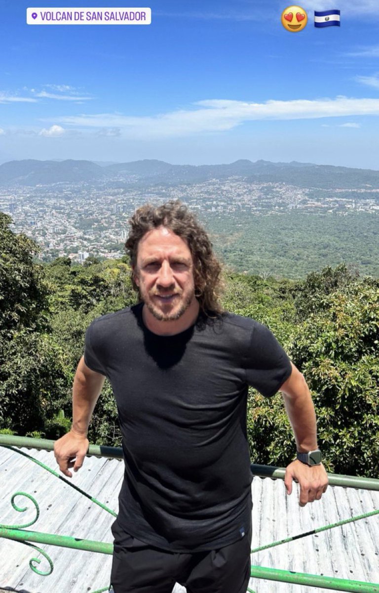 LasCosaComoSon_'s tweet photo. #LoÚltimoLCCS| @Carles5puyol leyenda del fútbol español y del @FCBarcelona  ya se encuentra en el país disfrutando de las bellezas turísticas de El Salvador 🇸🇻 bienvenido “Tarzan” https://t.co/y4yqWvtF0C