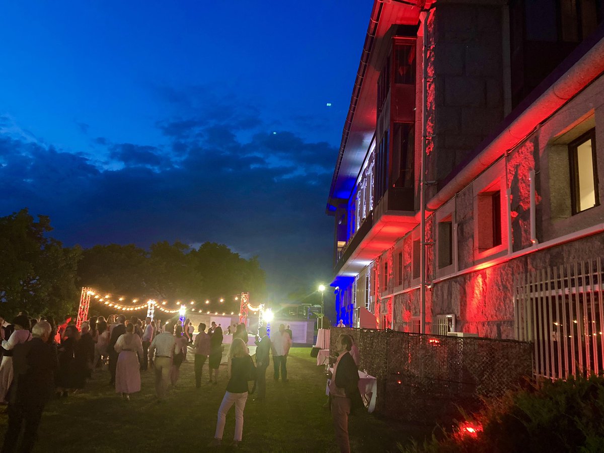 Quelle belle soirée. Merci à l’Ambassade de France pour son invitation à participer à la grande célébration de la fête de la Bastille ! Toute une fête, entouré d’ami.e.s.