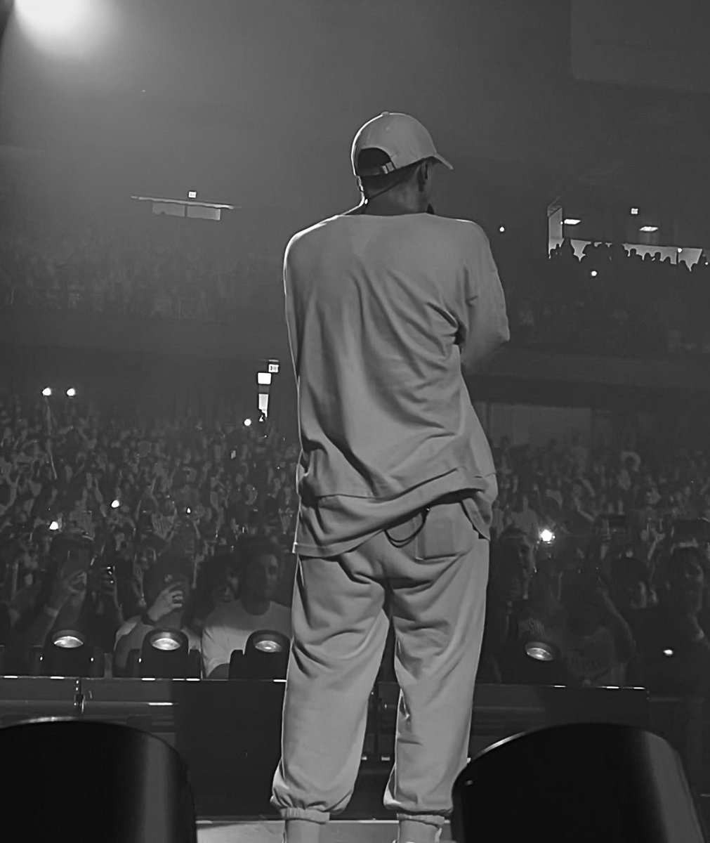 twentyunpilot's tweet photo. More pictures from tonight 🖤🤍🖤🤍#HOPEtour https://t.co/fpRuwVI2Ql
