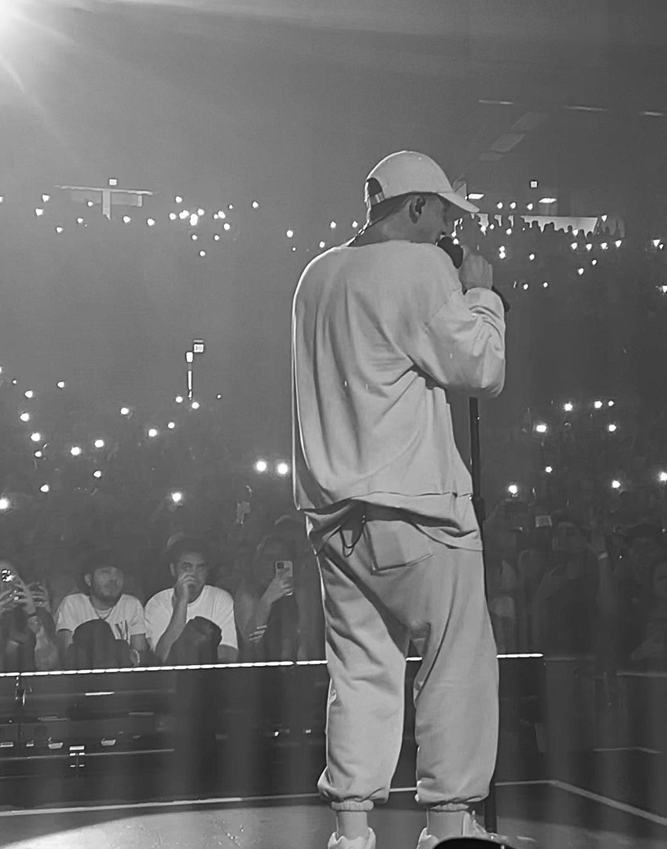 twentyunpilot's tweet photo. More pictures from tonight 🖤🤍🖤🤍#HOPEtour https://t.co/fpRuwVI2Ql