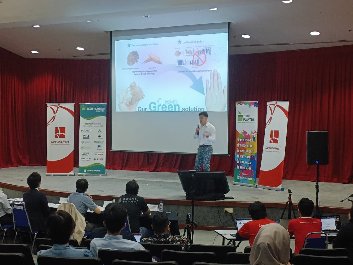 gohchoonfu's tweet photo. Thanks @LeaveaNest for inviting to pitch in the final for #techplanter #Malaysia and appreciate for the support from Dr Muaz & Dr Leo from @USMOfficial1969 #biomass #hydrogel #skin https://t.co/QflDxGLsDS