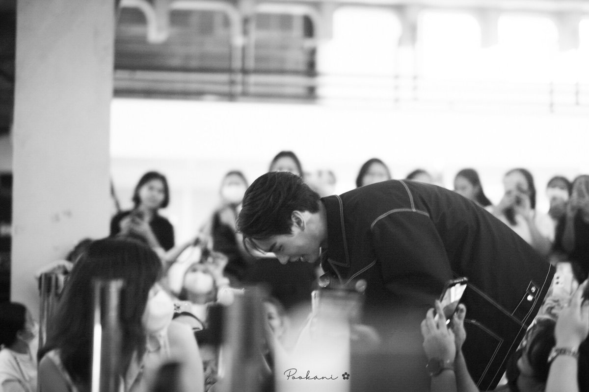 pookanihide's tweet photo. ภาพนี้มันเกิดจากความเชื่อใจกันและกันด้วยนะ น้องมั่นใจที่จะเข้าไปกลางแฟนคลับโดยไม่กลัว แฟนคลับ แหวกทางด้วยรอยยิ้มโดนไม่มีใครดึงน้องเลย พี่อี๊ดสต๊าฟน่าจะตกใจ ฉันยังตกใจแต่ไม่วิ่งเข้ามาห้าม ทุกคนน่าจะ เขื่อมั่นว่าน้องจะปลอดภัย ���ินก้มแทบระดับที่เรานั่งกันเลย
#EnigmaSeries #winmetawin https://t.co/jyCboklJsr