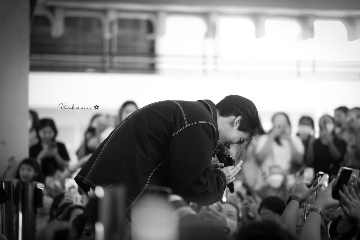 pookanihide's tweet photo. ภาพนี้มันเกิดจากความเชื่อใจกันและกันด้วยนะ น้องมั่นใจที่จะเข้าไปกลางแฟนคลับโดยไม่กลัว แฟนคลับ แหวกทางด้วยรอยยิ้มโดนไม่มีใครดึงน้องเลย พี่อี๊ดสต๊าฟน่าจะตกใจ ฉันยังตกใจแต่ไม่วิ่งเข้ามาห้าม ทุกคนน่าจะ เขื่อมั่นว่าน้องจะปลอดภัย ���ินก้มแทบระดับที่เรานั่งกันเลย
#EnigmaSeries #winmetawin https://t.co/jyCboklJsr