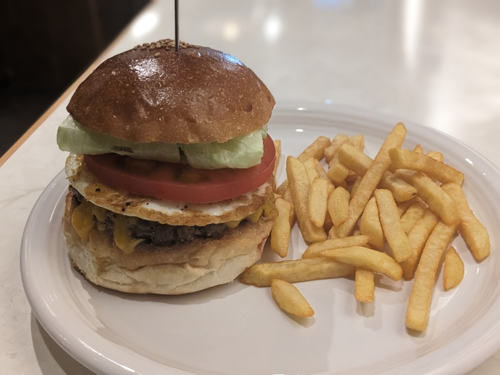 RoamCut's tweet photo. 【CANNONBALL DINER】人気の自家製ベーコンエッグチーズバーガーはバランスが抜群の美味しさ！ 
https://t.co/V1KjziIZNL #tabelog https://t.co/pskbXYl70L