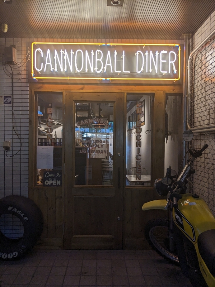 RoamCut's tweet photo. 【CANNONBALL DINER】人気の自家製ベーコンエッグチーズバーガーはバランスが抜群の美味しさ！ 
https://t.co/V1KjziIZNL #tabelog https://t.co/pskbXYl70L
