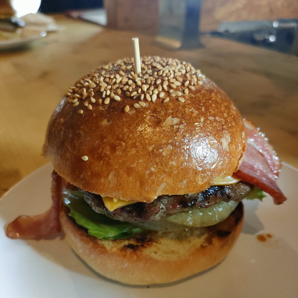 meemee32176347's tweet photo. 第二海堡から本州へ帰還後、ベーコンチーズバーガー食べた。アメリカンなお店。quarterでもお腹パンパン。めちゃめちゃ美味しかった!食べ盛りの人はジョージワシントンバーガー食べてた。
#SURFTACO https://t.co/RbhxUV05Fe