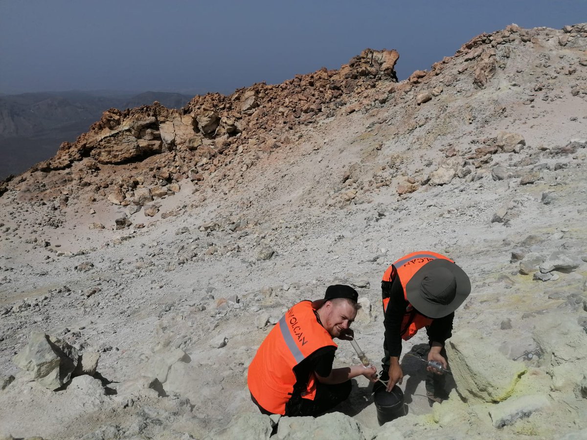 involcan's tweet photo. 🇬🇧 Lottie Atton (Cardif Univ.) and 🇩🇪 Christian Isfort (Univ. #Bonn), both enrolled in the #2023INVOLCANSummerScienceTrainingProgram, performing geochemical monitoring activities (Teide fumarole gas sampling) for the volcanic surveillance of #Tenerife with #INVOLCAN staff https://t.co/XV9s37w8j0