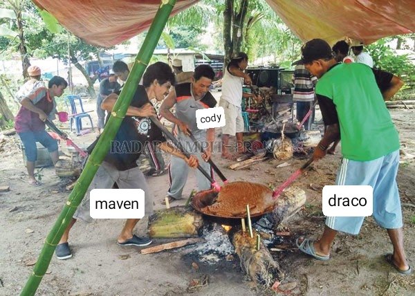 _bpjs_'s tweet image. situasi para admin @TherapiestHC saat ini tengah sibuk nempersiapkan kegiatan grand opening. bisa dilihat elle, leo dan aura tengah mempersiapkan nasi liwet sayur oncom sambil ngobrol2 deeptalk. di lain tempat terlihat cody, maven dan draco sdg sibuk ngaduk dodol prindapan. 🤭😱