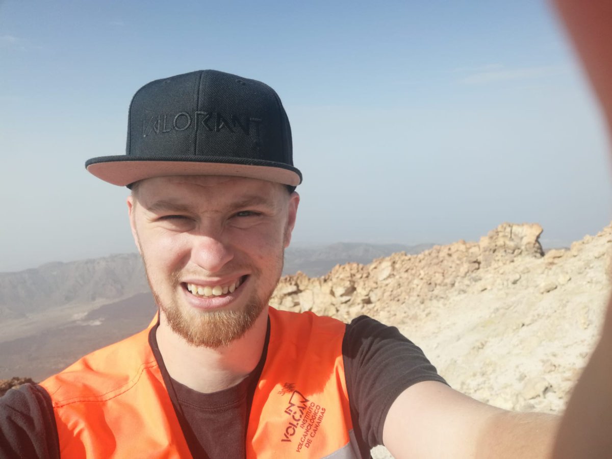 involcan's tweet photo. 🇬🇧 Lottie Atton (Cardif Univ.) and 🇩🇪 Christian Isfort (Univ. #Bonn), both enrolled in the #2023INVOLCANSummerScienceTrainingProgram, performing geochemical monitoring activities (Teide fumarole gas sampling) for the volcanic surveillance of #Tenerife with #INVOLCAN staff https://t.co/XV9s37w8j0