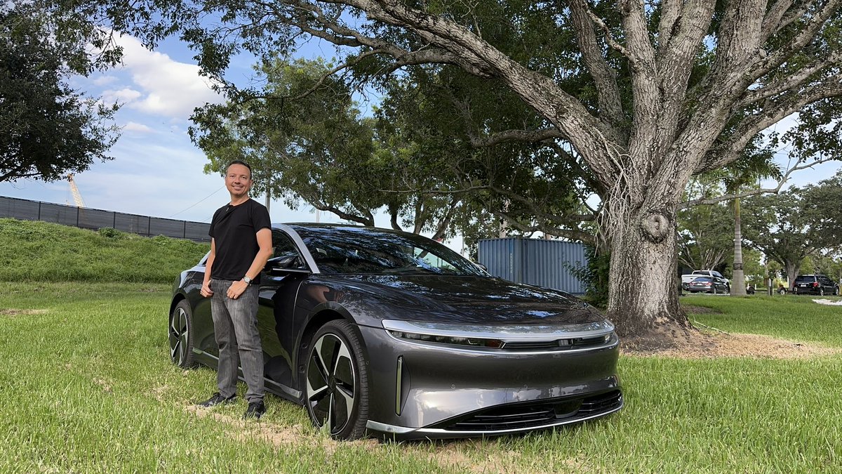 Carpower360's tweet photo. Qué nunca te vayan a romper el parabrisas del #lucidair porque te toca comprar el techo entero; este #coche #ev tiene más cosas que un vómito: https://t.co/HPTumRiiD1 https://t.co/5cGHEc3ATz