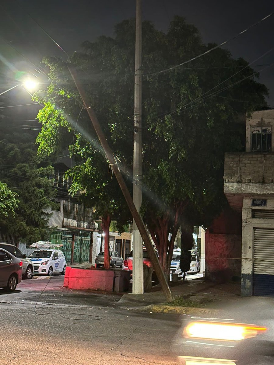 omarogd's tweet photo. Hola @SGIRPC_CDMX y @TuAlcaldiaGAM, poste a punto de caer en Norte 21, esquina con Poniente 126, en la Nueva Vallejo https://t.co/5VL6gJIVGJ