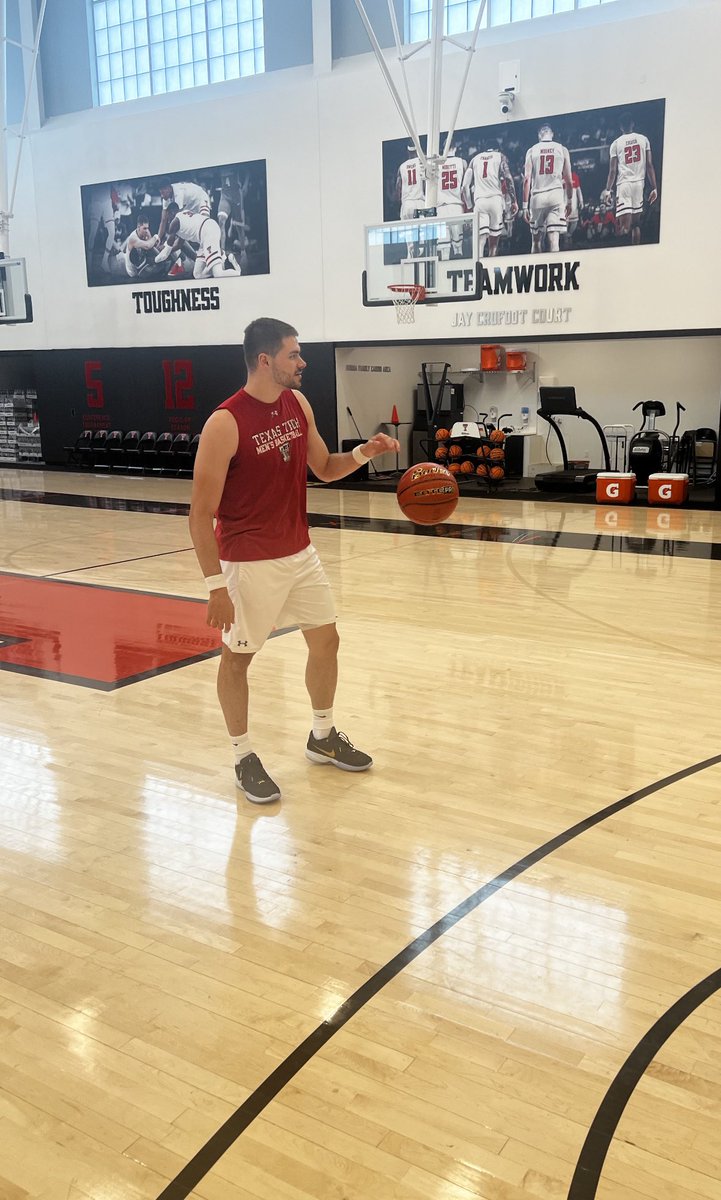 This man is on a mission😤

Huge thanks to @Cardsportcenter for providing our team with top-notch Baden basketballs!