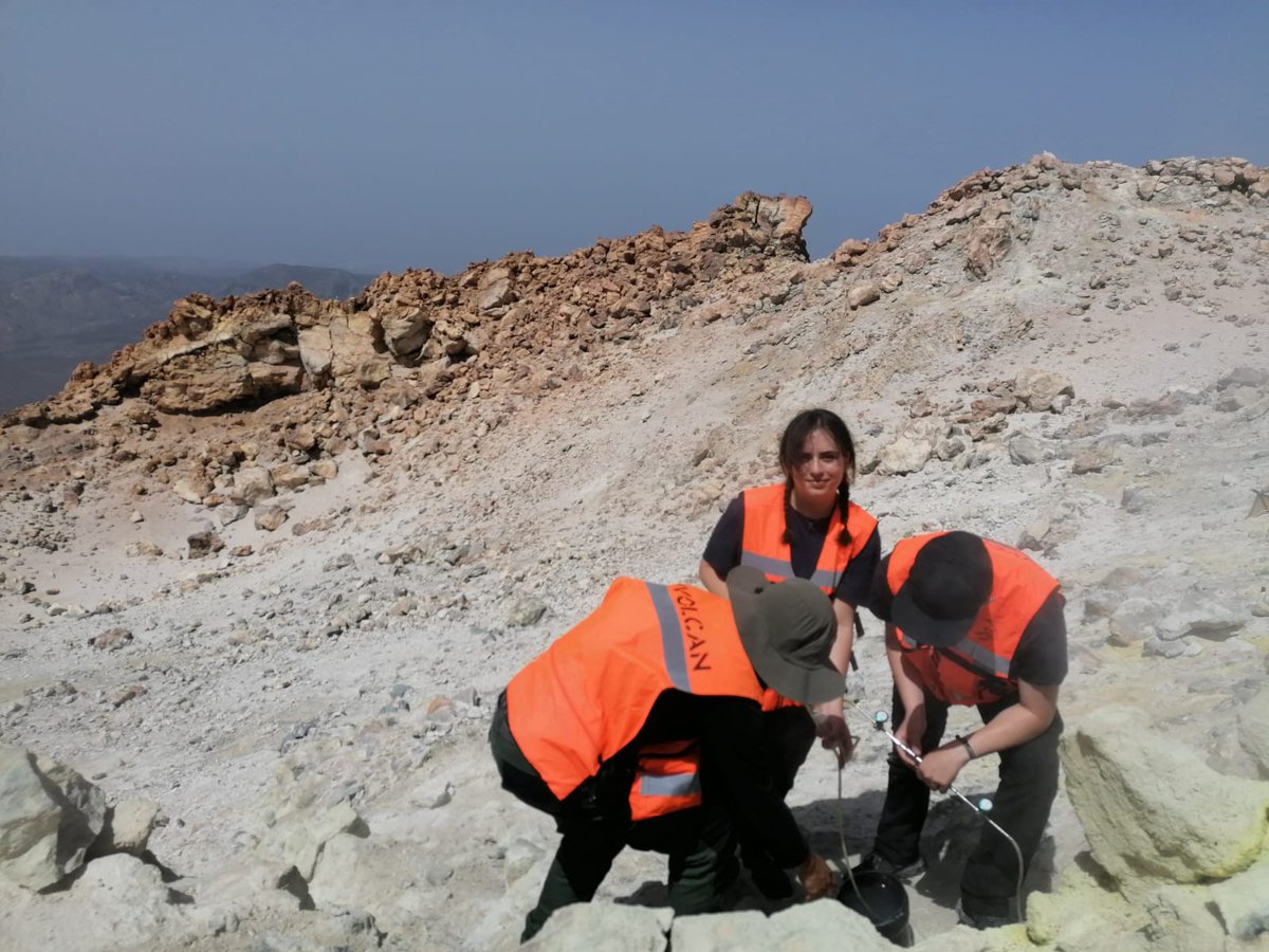 involcan's tweet photo. 🇬🇧 Lottie Atton (Cardif Univ.) and 🇩🇪 Christian Isfort (Univ. #Bonn), both enrolled in the #2023INVOLCANSummerScienceTrainingProgram, performing geochemical monitoring activities (Teide fumarole gas sampling) for the volcanic surveillance of #Tenerife with #INVOLCAN staff https://t.co/XV9s37w8j0