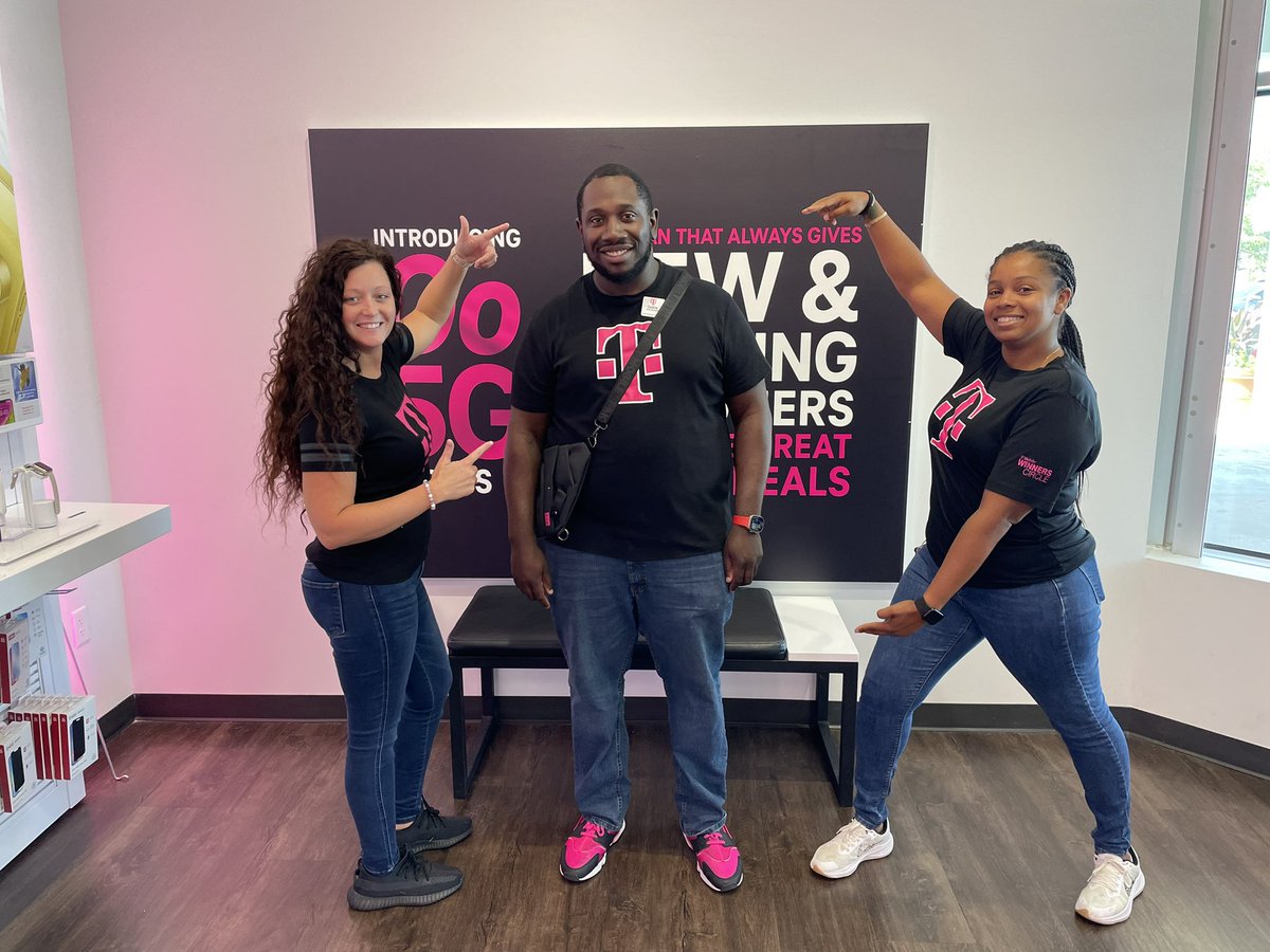 T-Mobile family join me in celebrating our newest mobile expert in Dayton, Cedric! Ced is ready to provide the Uncarrier experience everyday. #MobileExpertCertification @AIshaHammock @CinciTrainer @smccloskey30 @domjrcoleman