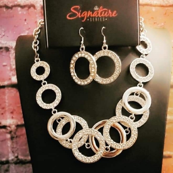 AnelPonce's tweet photo. So good I had to share! Check out all the items I'm loving on @Poshmarkapp #poshmark #fashion #style #shopmycloset #paparazzi #thehappyplanner: https://t.co/NtklRd8IAO https://t.co/LOTZ3uiPB1