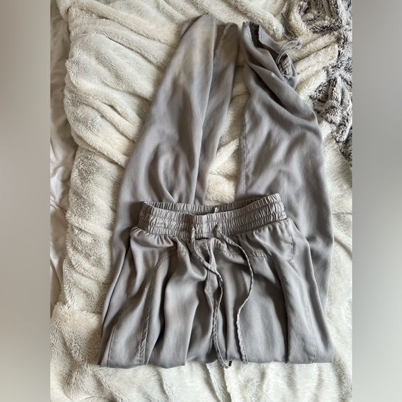 yolis2099's tweet photo. So good I had to share! Check out all the items I'm loving on @Poshmarkapp from @Brittsposhpage #poshmark #fashion #style #shopmycloset #forever21 #wethefree: https://t.co/ie6goJFVgF https://t.co/pW094ExYx6