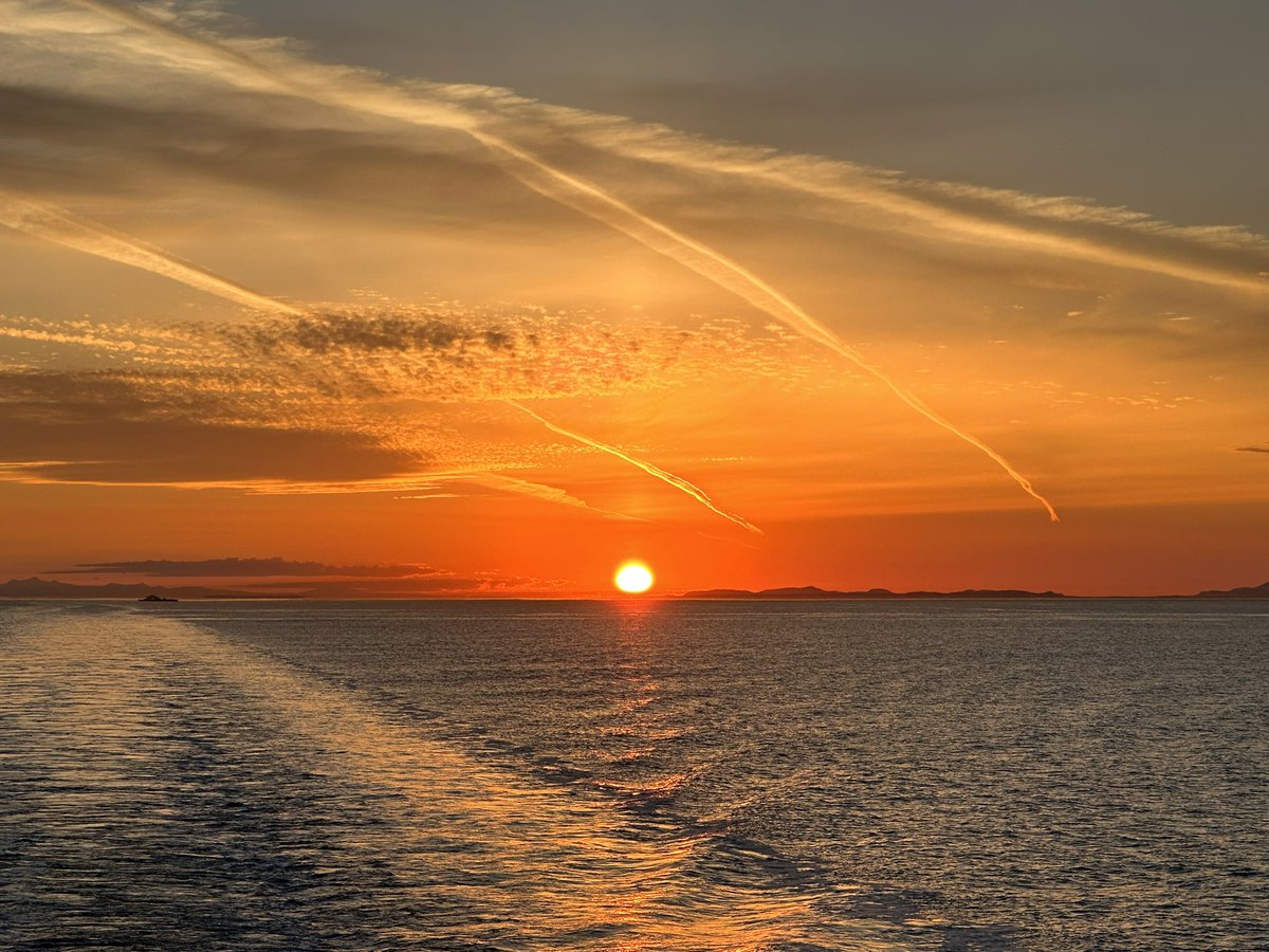 heiltsuk_paleo's tweet photo. The world may be struggling, but on the evening of my 53rd birthday, I’m exceedingly grateful for so many things. Not the least of which is this view of the sunset as we cross the Salish Sea from Nanaimo to Tsawassen. This world can be such a beautiful place. 🌅🪶❤️ https://t.co/f7PPIuLpuy