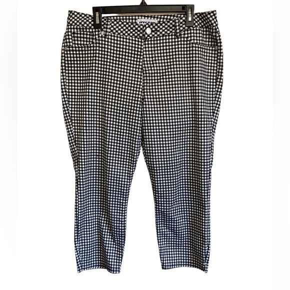 selina_d's tweet photo. So good I had to share! Check out all the items I'm loving on @Poshmarkapp #poshmark #fashion #style #shopmycloset #peternygard #chaps #tedbaker: https://t.co/LIsVRf10ER https://t.co/OtwVpvzKQL