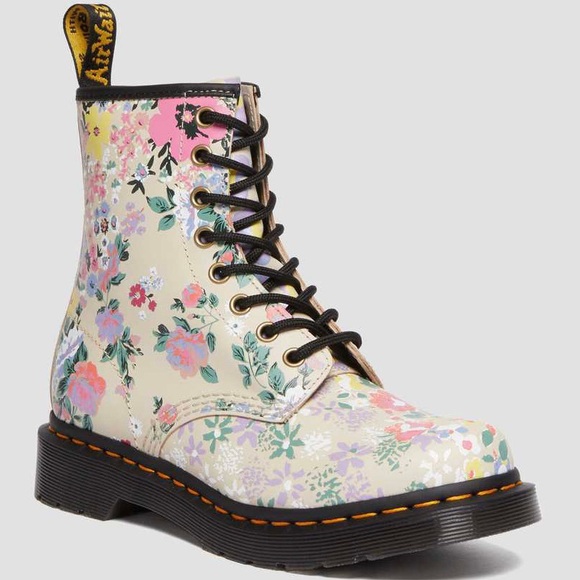 CATCATCITY_'s tweet photo. So good I had to share! Check out all the items I'm loving on @Poshmarkapp from @glsapieha #poshmark #fashion #style #shopmycloset #drmartens #freepeople #anthropologie: https://t.co/QlgeF1wd7x https://t.co/VqmaD1BFga