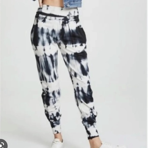 LyNaty2's tweet photo. So good I had to share! Check out all the items I'm loving on @Poshmarkapp from @Habgirl24Cups #poshmark #fashion #style #shopmycloset #legendarywhitetails #youngfabulousbroke #roots: https://t.co/YBtHvTa6ei https://t.co/1AtnjGsNxb