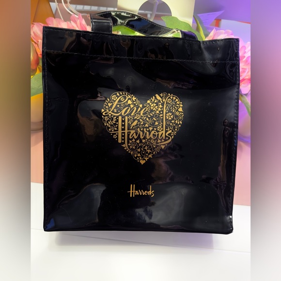 ReaneeRecycled's tweet photo. So good I had to share! Check out all the items I'm loving on @Poshmarkapp #poshmark #fashion #style #shopmycloset #harrods #heydude #shadeshore: https://t.co/kruCixk1gy https://t.co/aJ76IgSSmJ