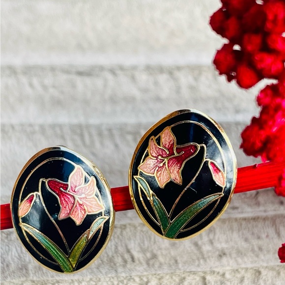 So good I had to share! Check out all the items I'm loving on <a href="/Poshmarkapp/">Poshmark</a> #poshmark #fashion #style #shopmycloset #vintage: posh.mk/HY0NUdfWiBb