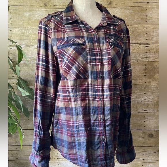 So good I had to share! Check out all the items I'm loving on <a href="/Poshmarkapp/">Poshmark</a> #poshmark #fashion #style #shopmycloset #whitehouseblackmarket #outdoorlife #harleydavidson: posh.mk/bKaTX7xErBb