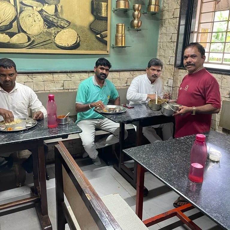 KhadeBajirao's tweet photo. गडहिंग्लज संपर्क कार्यक्रमादरम्यान 
दादू पाटील व बसवेश्वर खानावळीत 
जेवणाबरोबर आपुलकीचा आग्रह अनुभवला. 
साध जेवण 
साध जीवन 
आनंददायक. 

#kolhapur #kolhapurkar #kolhapurdiaries #mh09 https://t.co/82TS16ZT6R