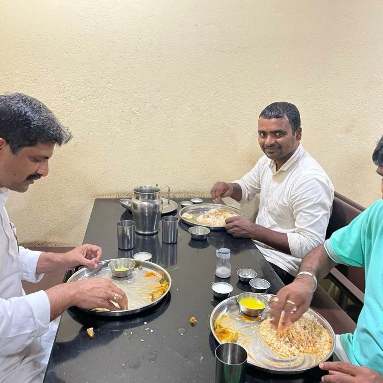 KhadeBajirao's tweet photo. गडहिंग्लज संपर्क कार्यक्रमादरम्यान 
दादू पाटील व बसवेश्वर खानावळीत 
जेवणाबरोबर आपुलकीचा आग्रह अनुभवला. 
साध जेवण 
साध जीवन 
आनंददायक. 

#kolhapur #kolhapurkar #kolhapurdiaries #mh09 https://t.co/82TS16ZT6R