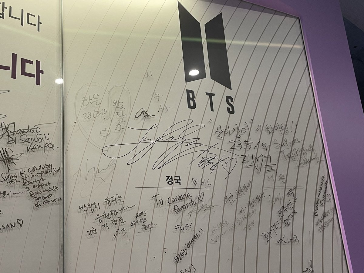 みんなここ知ってた…？釜山市役所1階にBTSメンバー全員のサイン飾られ
