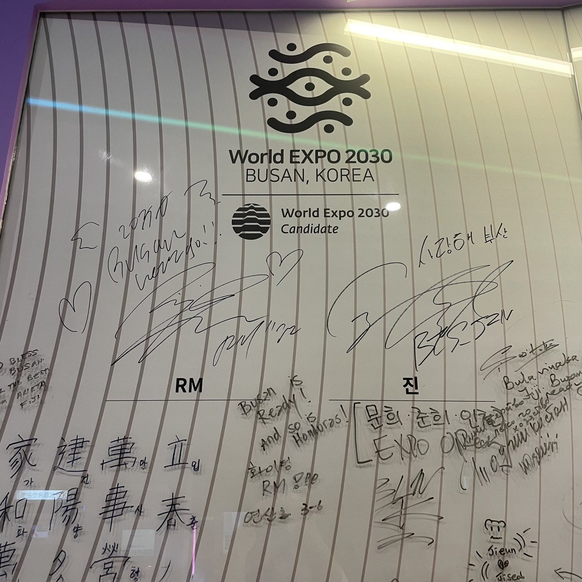 みんなここ知ってた…？釜山市役所1階にBTSメンバー全員のサイン飾られ
