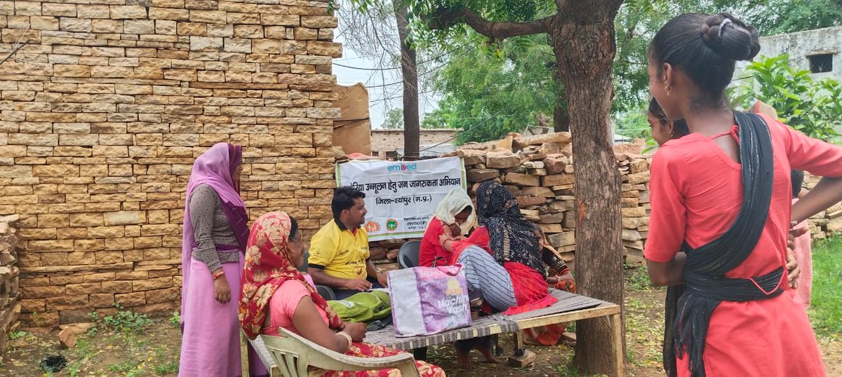 FamilyhealthIn's tweet photo. #EmbedTeamSheopur
Helped the Health worker to get pregnant women and children vaccinated during the visit.
 #MalariaFreeIndia
#Embed2Endmalaria 
#Malaria
#Dengue 
#DengueFreeIndia
@sksomya @rajesh_amh @PuneetS41461128 @micromanusoft https://t.co/0abFFlrU76