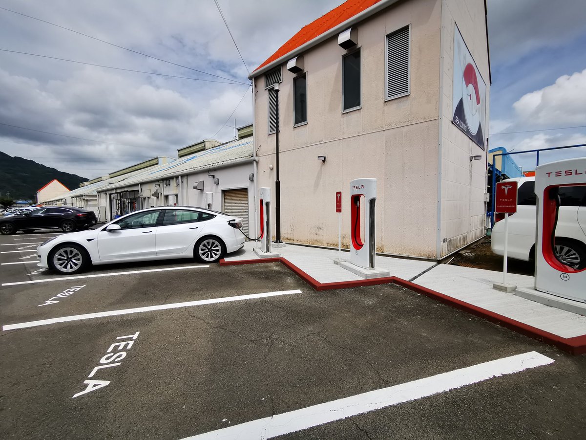 TESLIFE7's tweet photo. テスラSC 焼津さかなセンター
他は満車だけど、テスラは平和(^ https://t.co/MLNhbEt4u0