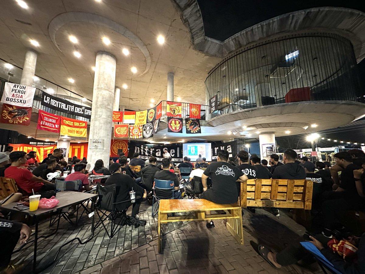 UltraTamingSari's tweet photo. Semalam telah berlangsung sesi Kopak Otak : Sejarah Budaya Dan Sokongan Ultra bersama Dr. Sebastien Louis dari Peranchis

Sesi yang santai &amp; penuh dengan info untuk kita fahami dengan lebih mendalam tentang budaya dan sokongan ultra.

Terima kasih atas jemputan @ultraSel_ ✊🏻 https://t.co/3f9zW2wayZ