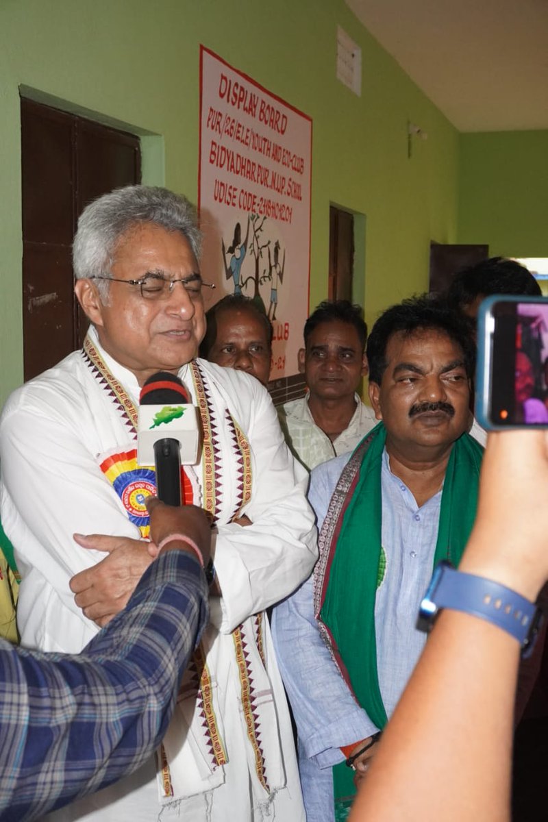 KAILASH49451761's tweet photo. ମାନ୍ୟବର ସାଂସଦ ମହ���ଦୟଙ୍କୁ ବିଦ୍ୟାଧରପୁର ପାଞ୍ଚୟତବାସି ଙ୍କ ତରଫରୁ ଅନେକ ଅନେକ ଧନ୍ୟବାଦ ତାଙ୍କର ବହୁମୂଲ୍ୟ ସମୟ ଦେଥିବାରୁ. ଜୟ ଜଗନ୍ନାଥ https://t.co/inSAMXBPDK