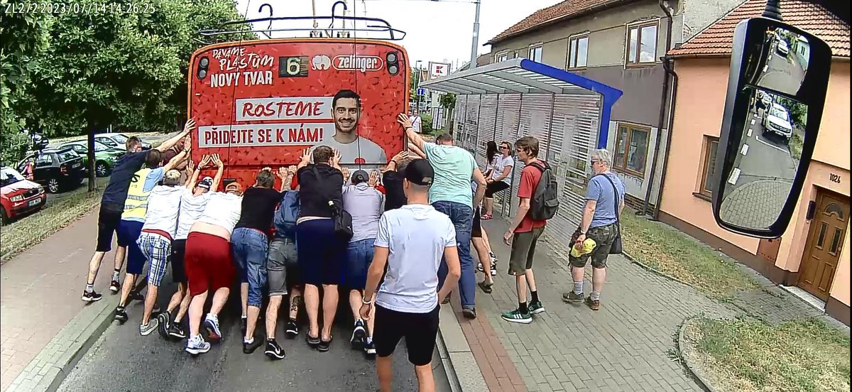 Kvasnicka_CT's tweet photo. Lidský pohon včera potřeboval trolejbus lince 6 v Otrokovicích na Zlínsku. V městské trolejové síti zrovna vypadla elektřina, tady zrovna v nejužším místě trasy bez možnosti objet, tento vůz neměl dieselagregát, ani baterie. 15 cestujících vůz dotlačilo do bezpečí . Foto : DSZO https://t.co/chkeg1162B