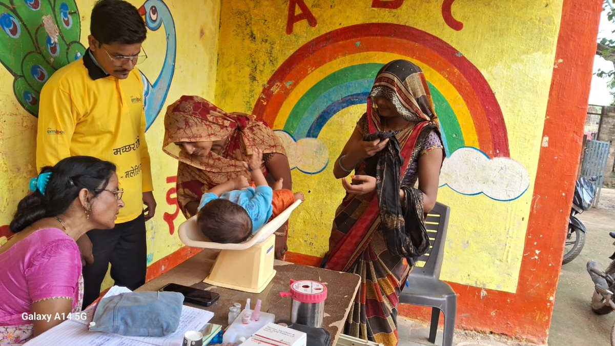 FamilyhealthIn's tweet photo. #EmbedTeamSheopur
Helped the Anganwadi worker to weigh the children.
 #MalariaFreeIndia
#Embed2Endmalaria 
#Malaria
#Dengue 
#DengueFreeIndia
@sksomya @rajesh_amh @PuneetS41461128 @micromanusoft https://t.co/UHxr81MI22