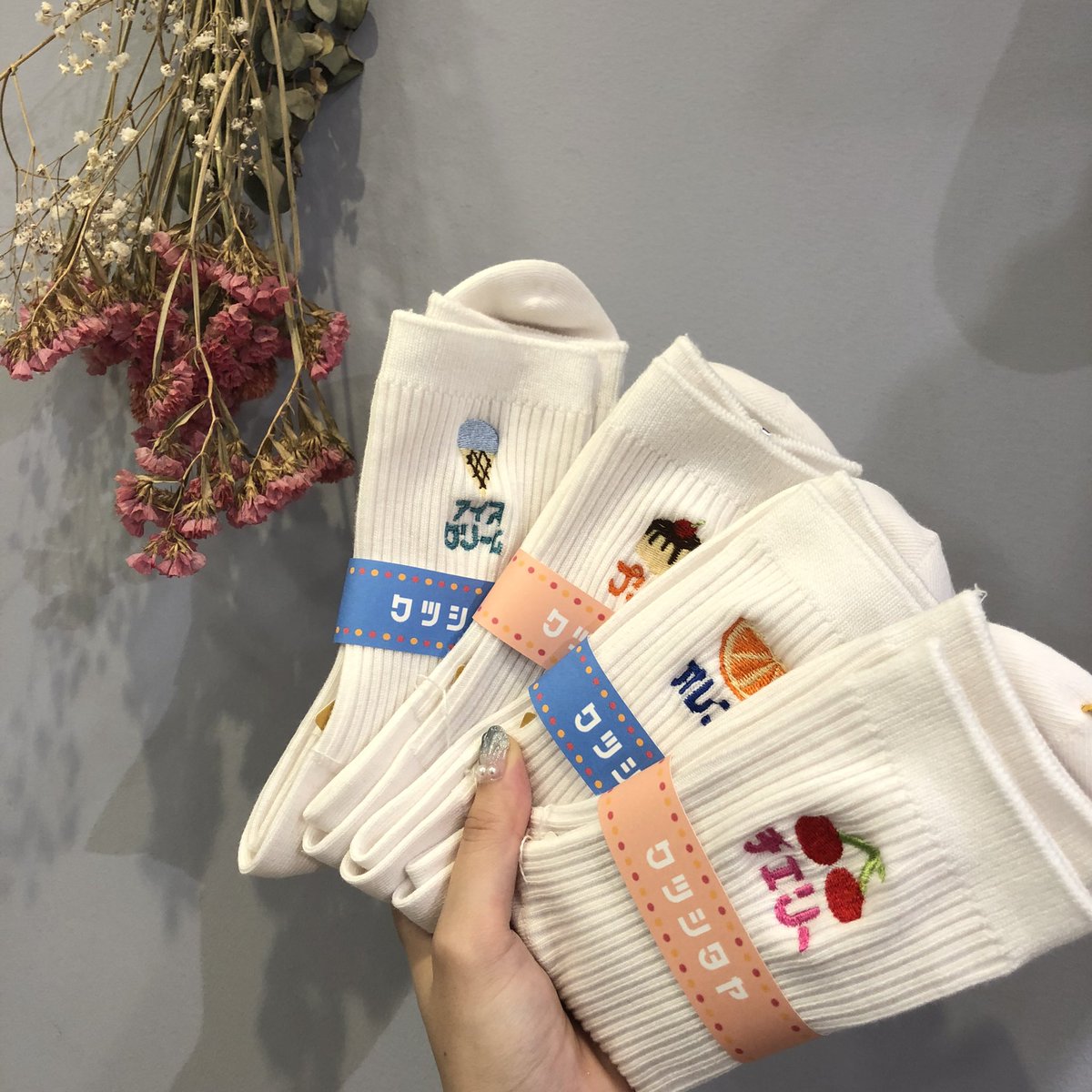kutsushitaya_m's tweet photo. こんにちは🌼
新宿ミロード店のみっちゃんです🥽
newオリジナル刺繍ソックスが完成しました☺️✨
今回はレトロがテーマ🍦🍮🍊🍒
ミロード店スタッフのをいちゃんと共同で作らせていただきました☺️👏
とっても可愛いので是非店頭で見てほしいです💞
ご来店お待ちしております🙇‍♀️✨ https://t.co/jzoEmivczb