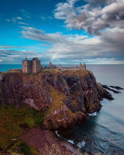 Chasing #rainbow's at #DunnottarCastle on the #Aberdeenshire coast.🌈
Great 📷Niall Fraser
#Castle #Scotland #ScottishBanner #LoveScotland #ScotlandIsCalling #AmazingScotland #LoveCastles #HistoricScotland #ScottishCastle