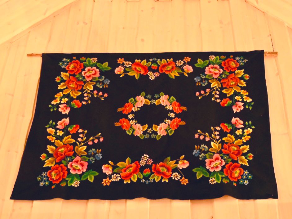 chikuchikubalt's tweet photo. ちなみにこちらの写真は、ダイニングルームに飾ってあったムフ刺繍のブランケット。100年前の物だそうです!
#エストニア
#ムフ島
#ゲストハウス
#muhu
#nuhutõnisetalu https://t.co/3K0Mo6h1E4