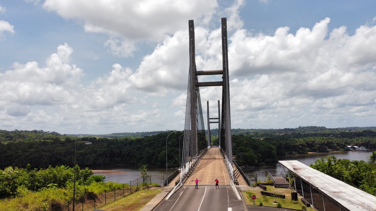 Brazil 🇧🇷 (background) as seen from France 🇫🇷 (foreground). 
📷: Oct. 2022. 
🌐: 3°51'23.6'N 51°49'32.2'W. 
pillandia.blogspot.com/search/label/GF 

🇬🇫 #GuyaneFrançaise #FrenchGuiana #GuianaFrancesa 🇧🇷 #Brasil #Amapá #Brazil 
#Border #Frontière #Fronteira