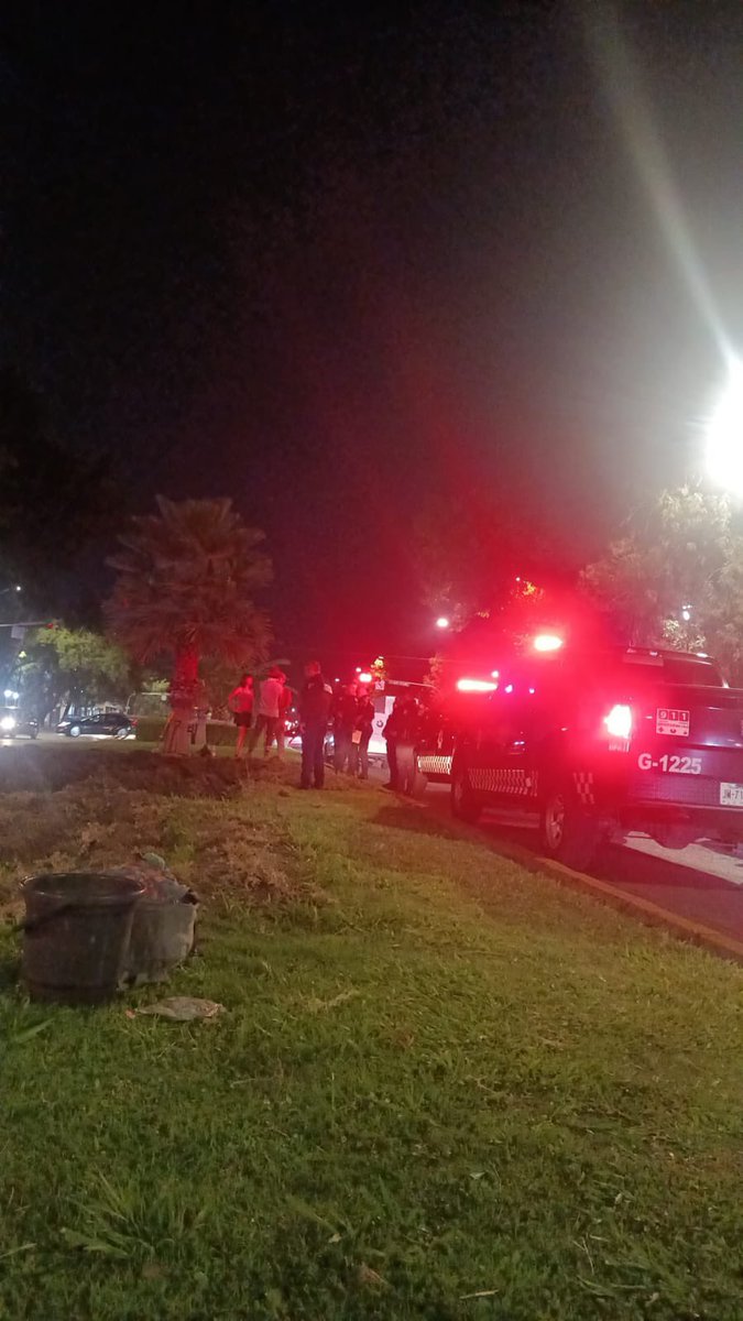 imdecac's tweet photo. ⚠️# ALERTA| Fueron detenidos por la @PoliciaGDL los jóvenes Fernando Sandoval, Azucena Torres y 
Julio Macias integrantes del Colectivo Huerto Rabia y Memoria, por
sembrar milpa en el camellón de Av. Federalismo y Juan
Manuel.  Exigimos su liberación @PabloLemusN @CandeOchoaA https://t.co/LotvhgEWfQ